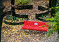 La panchina rossa, simbolo della lotta contro la violenza di genere, nelle 6 sedi Ied. Nella targa anche i due numeri d’emergenza, il 112 e il 1522 Ied Torino, foto di Andrea Guermani © ANSA