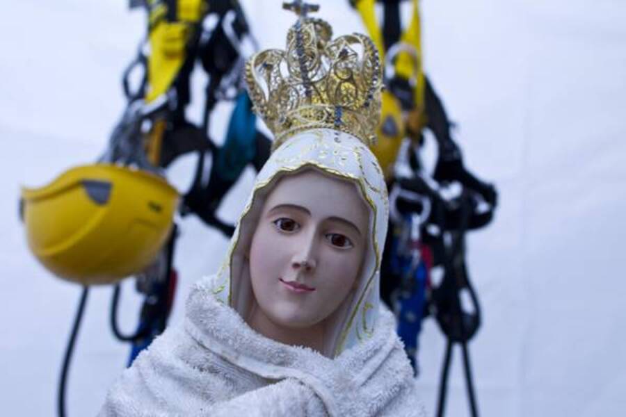 Recuperati dai sommozzatori una statua della Madonna ed un Bambin Gesu' che erano sulla nave Concordia © Ansa