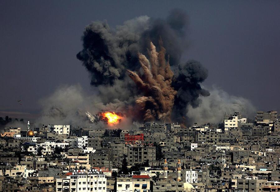 Un missile israeliano esplode su Gaza © Ansa