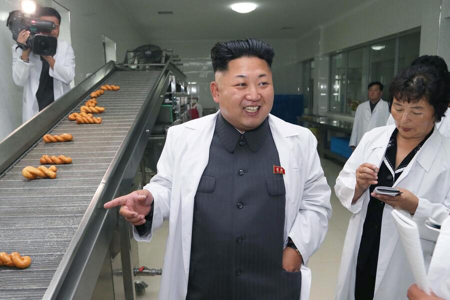 Kim Jong-un visita una fabbrica alimentare © ANSA