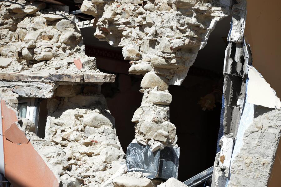 Una cassaforte sorregge una porzione di muro crollato di una casa di Amatrice   Foto di Massimiliano Schiazza © Ansa
