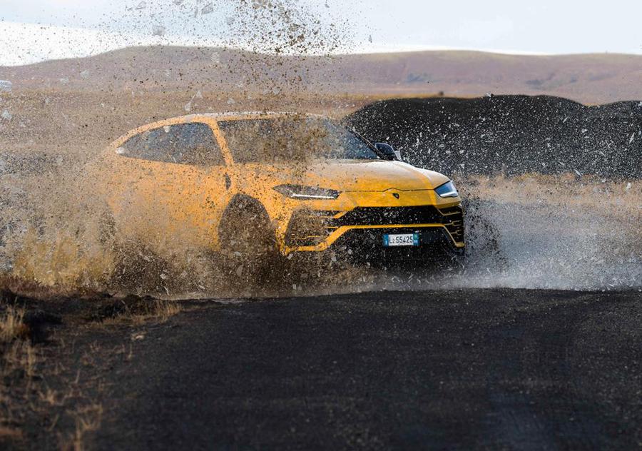Lamborghini Urus vince sfida dell'inferno nero dell'Islanda © 
