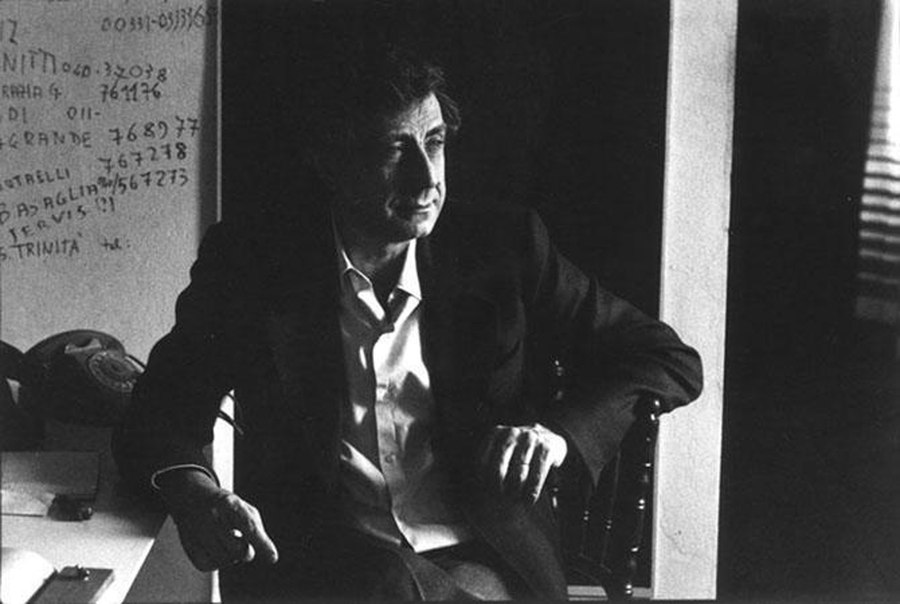 Franco Basaglia nel suo studio, in una foto del 1979. ANSA © 