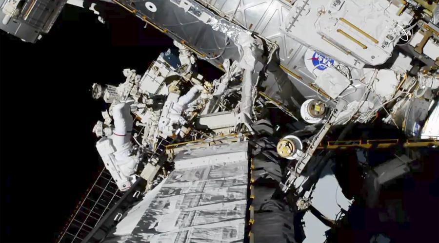 In questa foto fornita dagli astronauti della NASA Christina Koch e Jessica Meir escono dalla Stazione Spaziale Internazionale. Il loro compito è riparare una parte interrotta della rete di energia solare delle stazioni © 