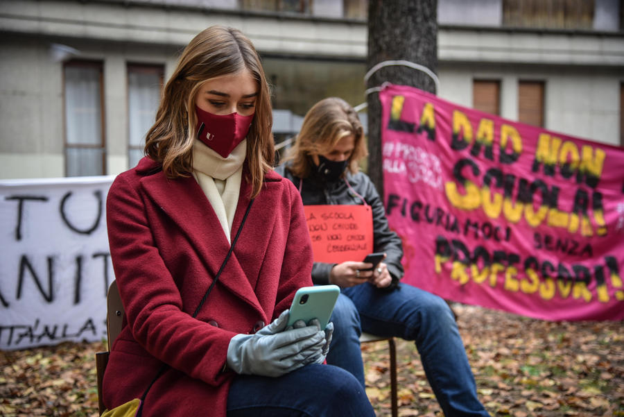 Lezioni in presenza in piazza Mirabello a Milano. Gli studenti del Liceo Parini in protesta contro la DAD e per la riapertura delle scuole © Ansa