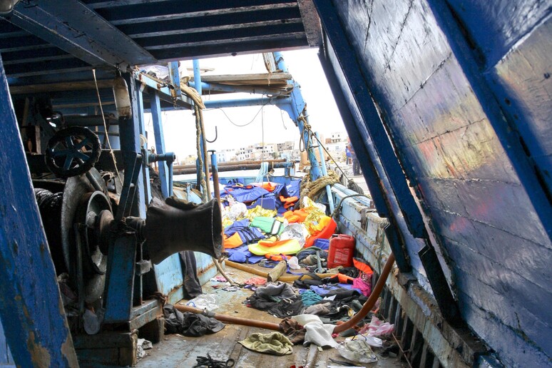 Il barcone del terribile naufragio del 2013 - RIPRODUZIONE RISERVATA
