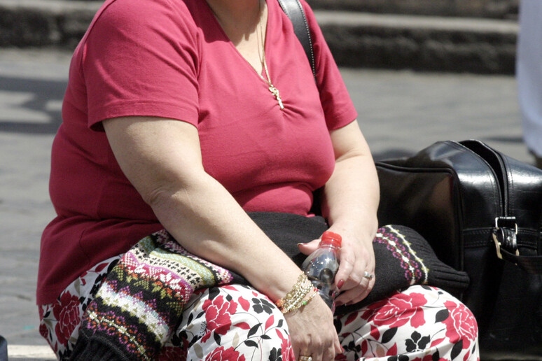 Una donna in sovrappeso - RIPRODUZIONE RISERVATA