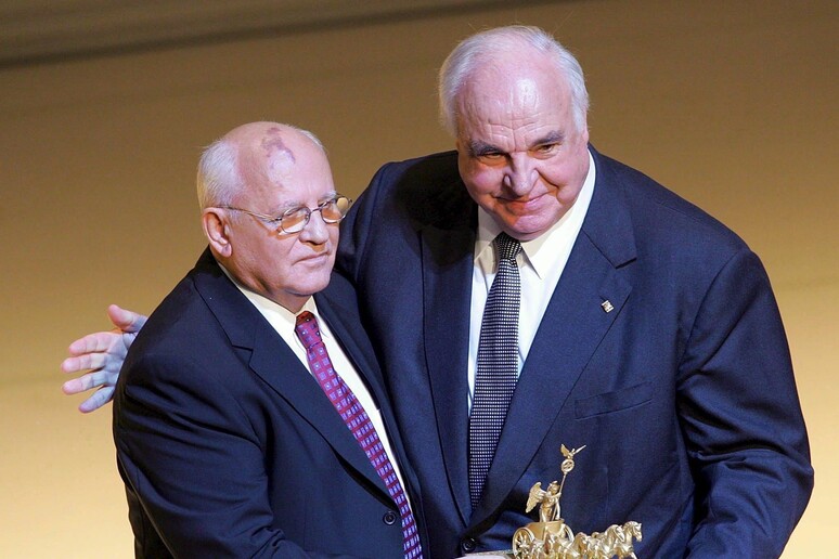 L 'ex Cancelliere tedesco Helmut Kohl e l 'ex leader dell 'Unione Sovietica Mikhail Gorbaciov nel 2005.  I due furono protagonisti del processo che porto ' alla caduta del muro di Berlino nel 1989 e poi  alla riunificazione delle due Germanie nel 1990 © ANSA/EPA