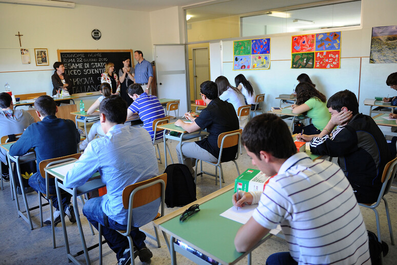 Studenti impegnati nell 'ultima prova scritta dell 'esame di Maturita '. Foto Mario De Renzis - RIPRODUZIONE RISERVATA