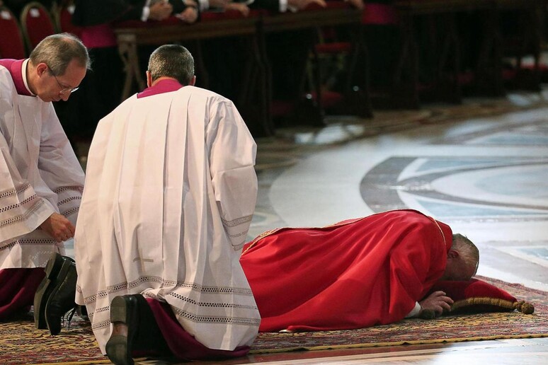 Papa Francesco prostrato a terra in S.Pietro per celebrazione Passione - RIPRODUZIONE RISERVATA