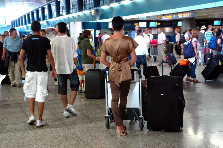 Turisti in aeroporto - RIPRODUZIONE RISERVATA