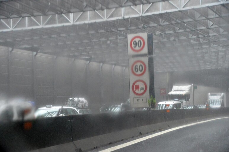 Traffico nel nodo autostradale di Genova - RIPRODUZIONE RISERVATA