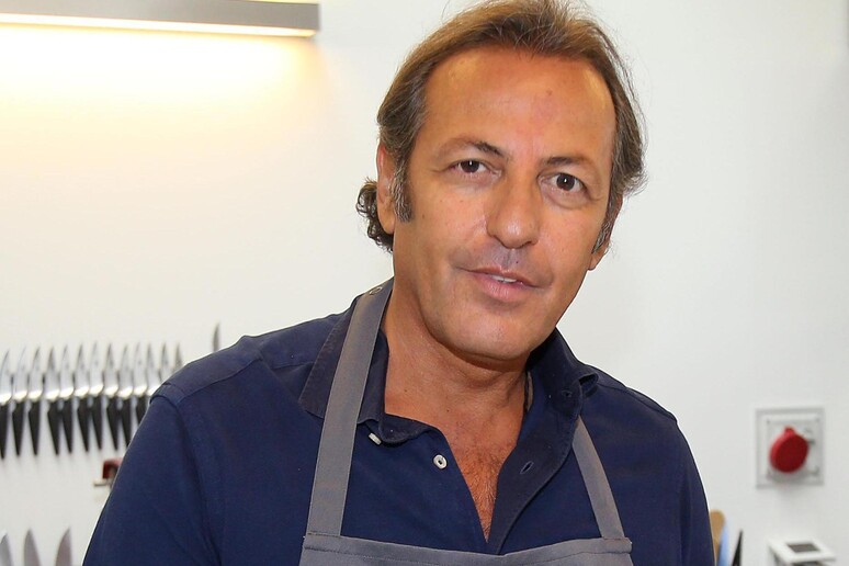 Il cuoco  Filippo La Mantia, in una foto d 'archivio - RIPRODUZIONE RISERVATA