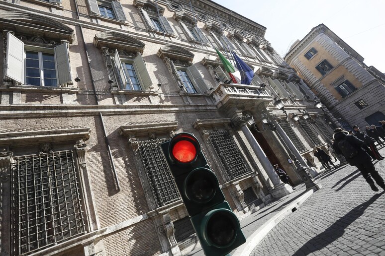 Un semaforo rosso di fronte all 'entrata di Palazzo Madama - RIPRODUZIONE RISERVATA