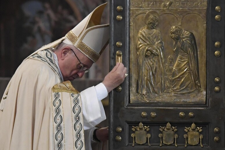 Papa Francesco chiude la porta santa di San Pietro - RIPRODUZIONE RISERVATA