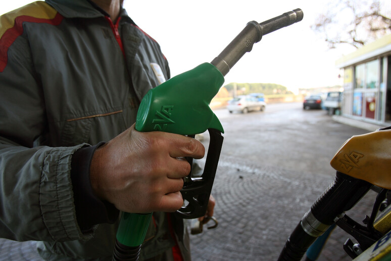 Benzina: vola con aumento petrolio - RIPRODUZIONE RISERVATA