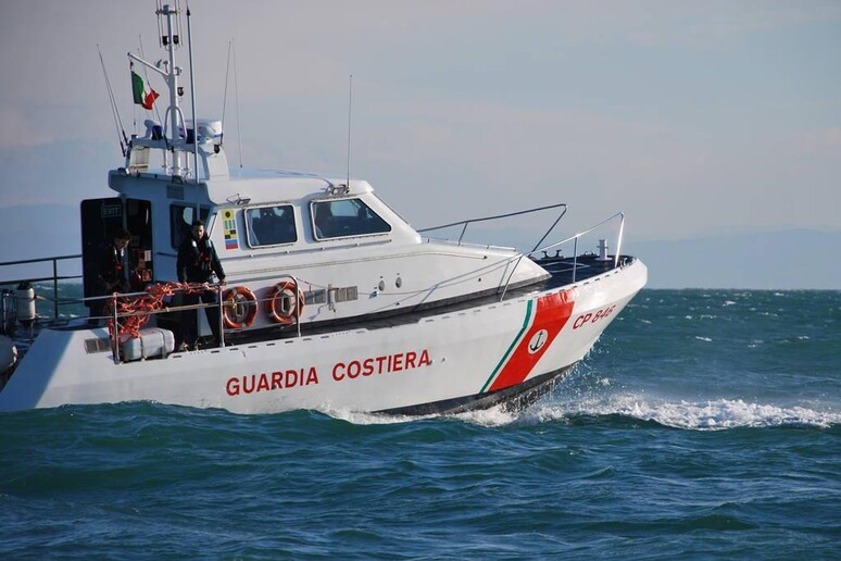 Una motovedetta della Guardia Costiera impegnata nel soccorso ai migranti (archivio) - RIPRODUZIONE RISERVATA