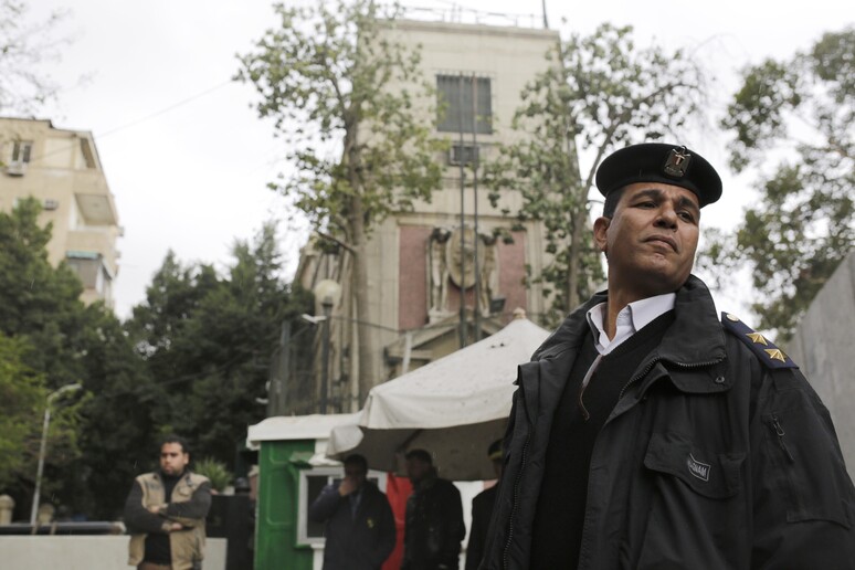 Poliziotti egiziani davanti all 'ambasciata italiana al Cairo © ANSA/AP
