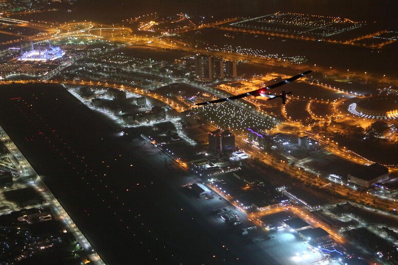 Sola Impulse 2 sorvola Abu Dhabi © ANSA/AP
