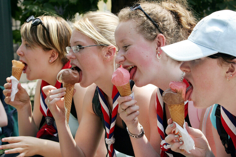 In questa immagine d 'archivio, alcune ragazze mentre mangiano il gelato - RIPRODUZIONE RISERVATA