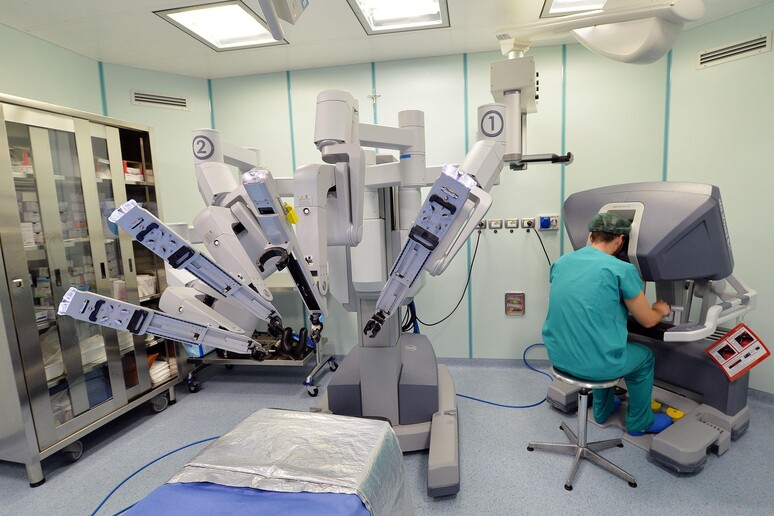 Una foto del robot Da Vinci in sala operatoria - RIPRODUZIONE RISERVATA