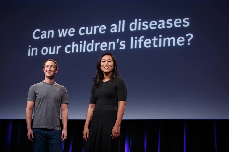 Mark Zuckerberg e la moglie Priscilla Chan mentre presentano la loro iniziativa a favore della ricerca biomedica (fonte: Chan Zuckeberge Initiative) - RIPRODUZIONE RISERVATA