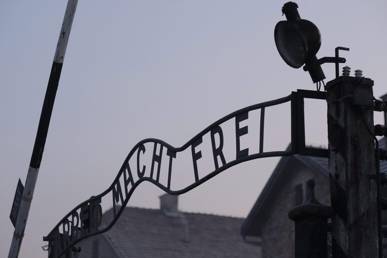 La scritta all 'entrata del campo nazista di Auschwitz - RIPRODUZIONE RISERVATA