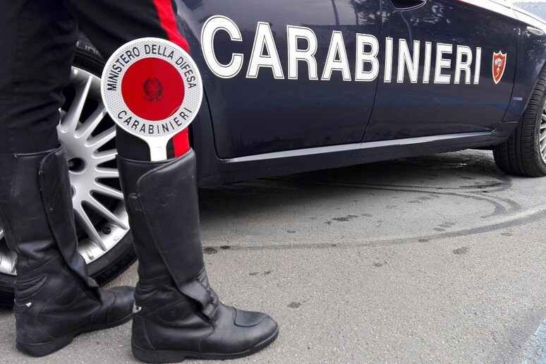 Un 'auto dei Carabinieri in una foto di archivio - RIPRODUZIONE RISERVATA