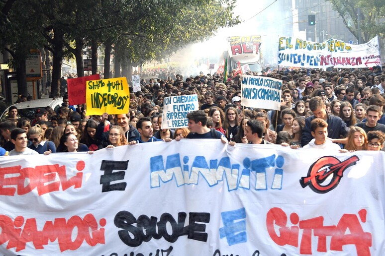 La manifestazione degli studenti a Milano - RIPRODUZIONE RISERVATA
