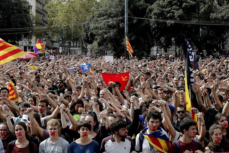 Studenti catalani in piazza contro la  'violenza ' della polizia © ANSA/EPA
