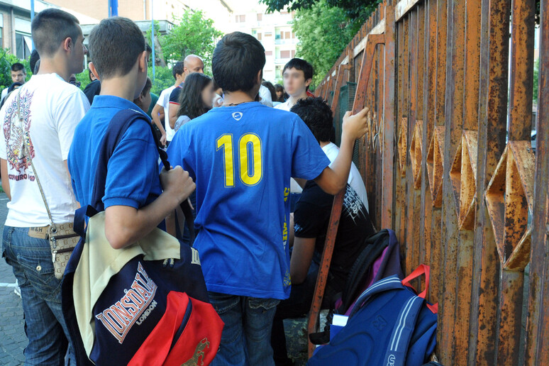 Alcuni studenti all 'esterno di una scuola media in un 'immagine d 'archivio - RIPRODUZIONE RISERVATA