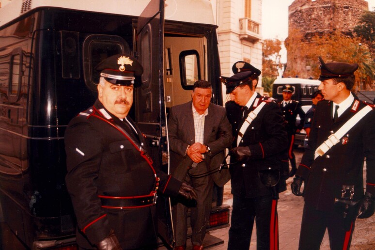 Toto ' Riina tra due carabinieri dopo l 'arresto del 15 gennaio del 1993 - RIPRODUZIONE RISERVATA