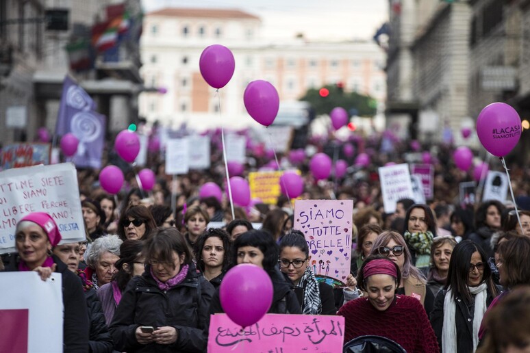 Un momento della manifestazione nazionale contro la violenza sulle donne, Roma, 25 novembre 2017 - RIPRODUZIONE RISERVATA