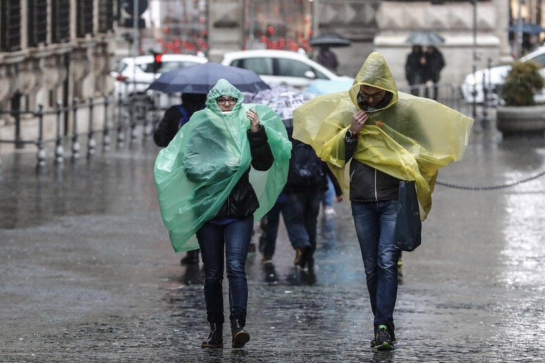 Pioggia e vento sull 'Italia, ultima perturbazione del 2017 - RIPRODUZIONE RISERVATA