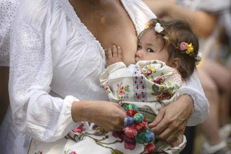 Bonus mamma: Inps, lo daremo a straniere con permesso © ANSA/AP