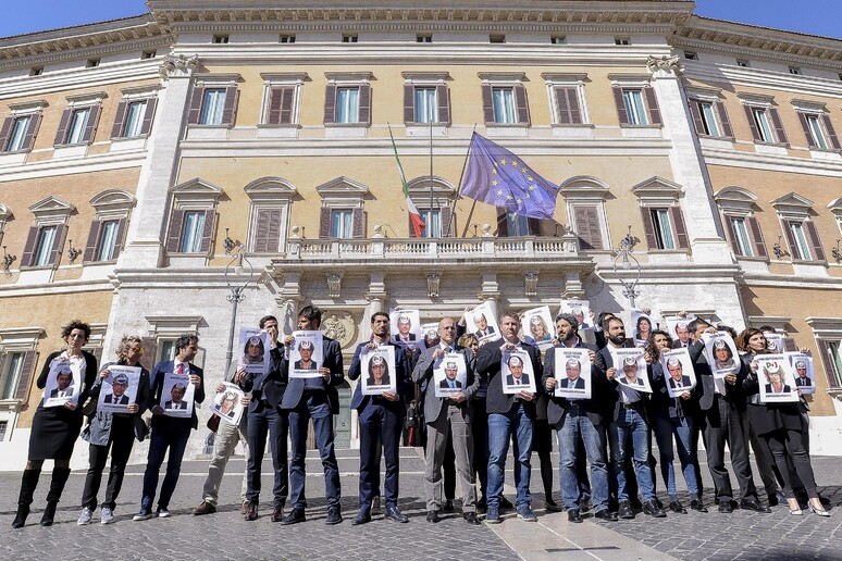 Deputati del Movimento 5 stelle davanti a Montecitorio durante un flashmob contro i vitalizi, Roma,  30 marzo 2017 - RIPRODUZIONE RISERVATA