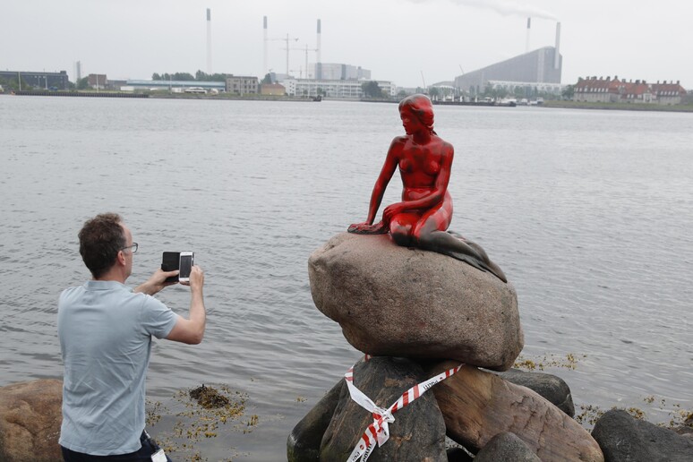 Sirenetta di Copenaghen imbrattata di vernice rossa © ANSA/AP