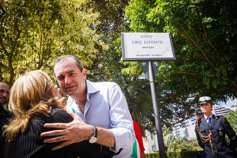 Luigi de Magistris (d) e la madre di Ciro Esposito Antonella Leardi (s), durante la cerimonia nel parco di Scampia intitolato a Ciro Esposito, Napoli, 23 giugno 2017 - RIPRODUZIONE RISERVATA