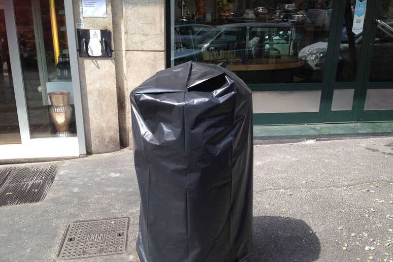 Roma: cestini colmi rifiuti, commercianti li  'incappucciano ' - RIPRODUZIONE RISERVATA