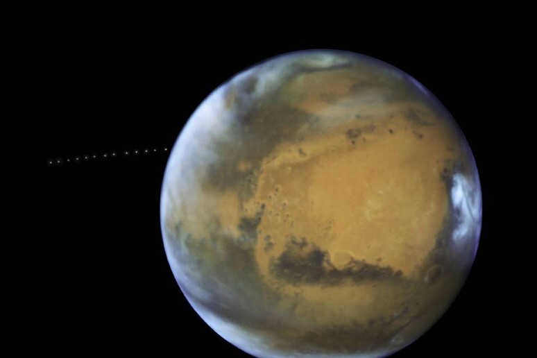 Le 13 pose di Phobos mentre orbita intorno a Marte(fonte: NASA, ESA, and Z. Levay (STScI), Acknowledgment: J. Bell (ASU) and M. Wolff (Space Science Institute) - RIPRODUZIONE RISERVATA