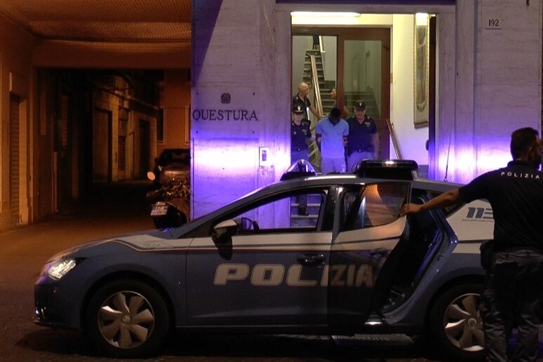 Violenza su 18enne in stazione Cattolica, arrestato 30enne - RIPRODUZIONE RISERVATA
