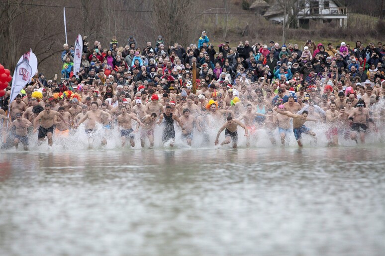 Nuovo anno in Ungheria, il bagno nel lago Balaton © ANSA/AP