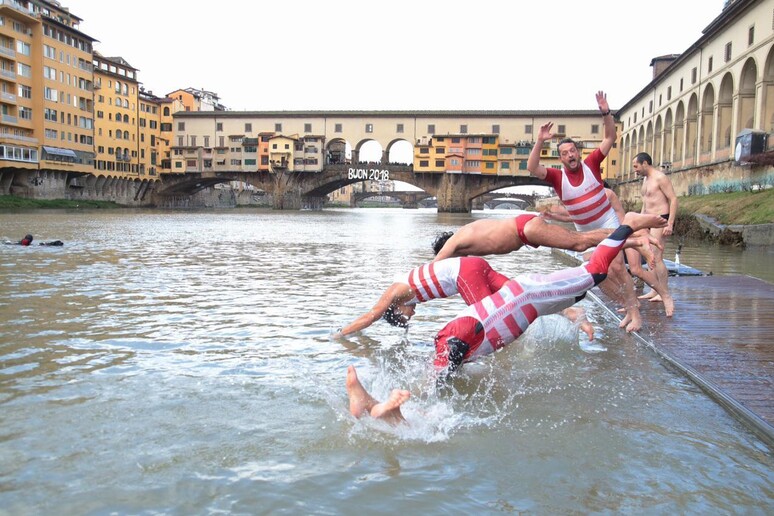 Bagno di Capodanno nell 'Arno a Firenze - RIPRODUZIONE RISERVATA