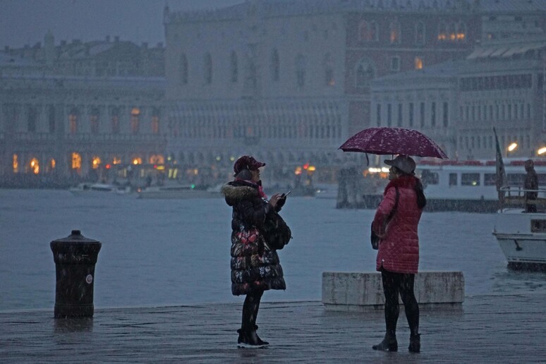 Turisti a Venezia - RIPRODUZIONE RISERVATA