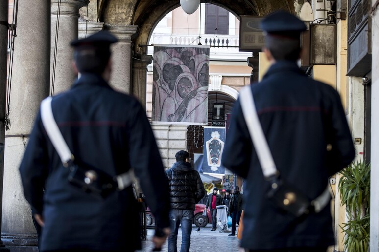 Carabinieri sotto i  portici di piazza Vittorio - RIPRODUZIONE RISERVATA