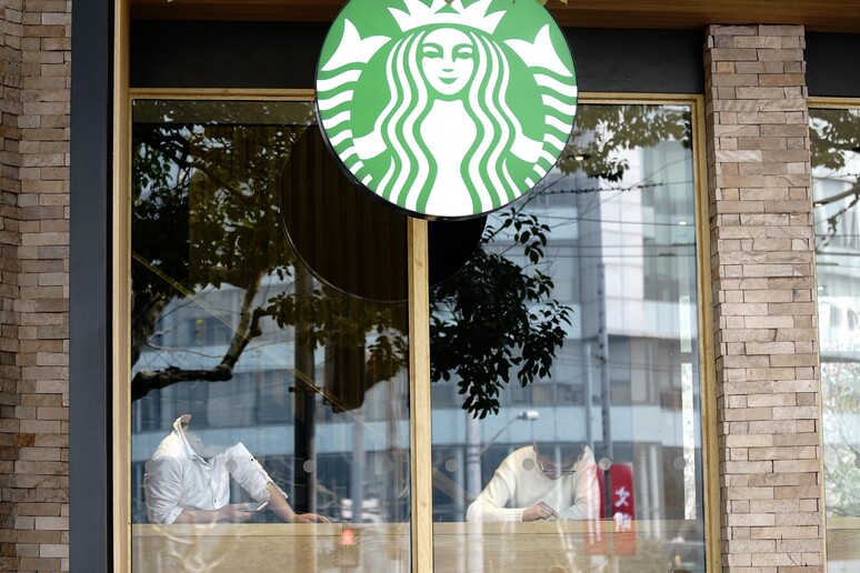 Starbucks, in America raggiunta la parità salariale © ANSA/AP