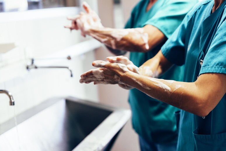 Lavare mani previene infezioni ospedale, arriva sentinella - RIPRODUZIONE RISERVATA