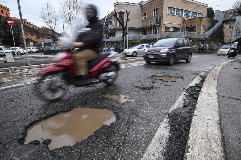 Roma, con il maltempo voragini nell 'asfalto - RIPRODUZIONE RISERVATA