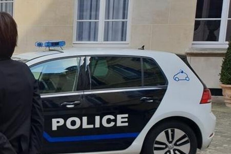Un 'auto della polizia francese - RIPRODUZIONE RISERVATA