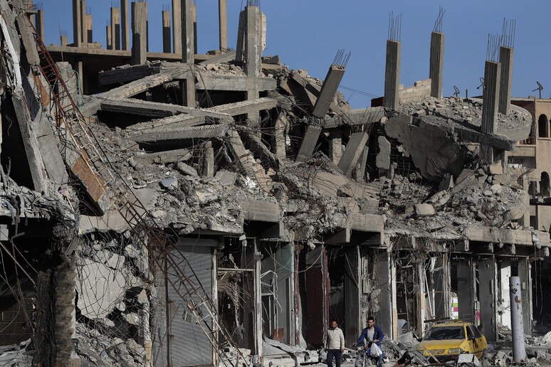 Edifici bombardati in Siria © ANSA/AP